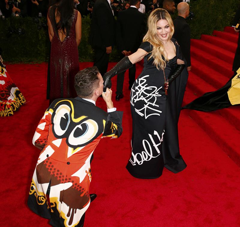 瑪丹娜穿著好友MOSCHINO創意總監Jeremy Scott服裝，出席MET Gala。（路透）