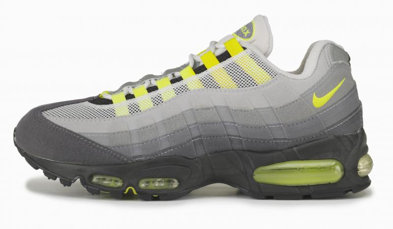 1995誕生的NIKE Air Max 95設計相當創新大膽，從不被看好到熱賣、甚至讓NIKE 重新贏得了跑步鞋類巨頭的位置，過程相當戲劇性，AirMax 95 OG 男款女款皆／5,800元。