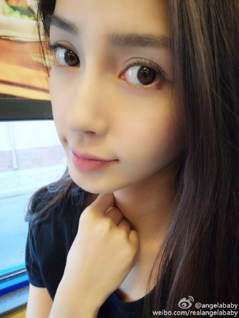 新婚的Angelababy瓜子臉、尖下巴是女孩微整範本之一。