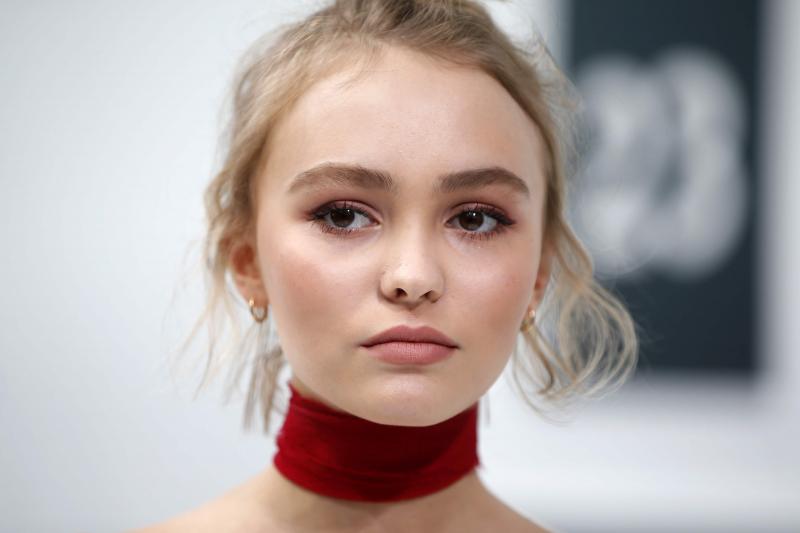 強尼‧戴普的高顏值女兒莉莉蘿絲‧戴普（Lily-Rose Depp），在香奈兒大秀上展現脫俗魅力。（路透）