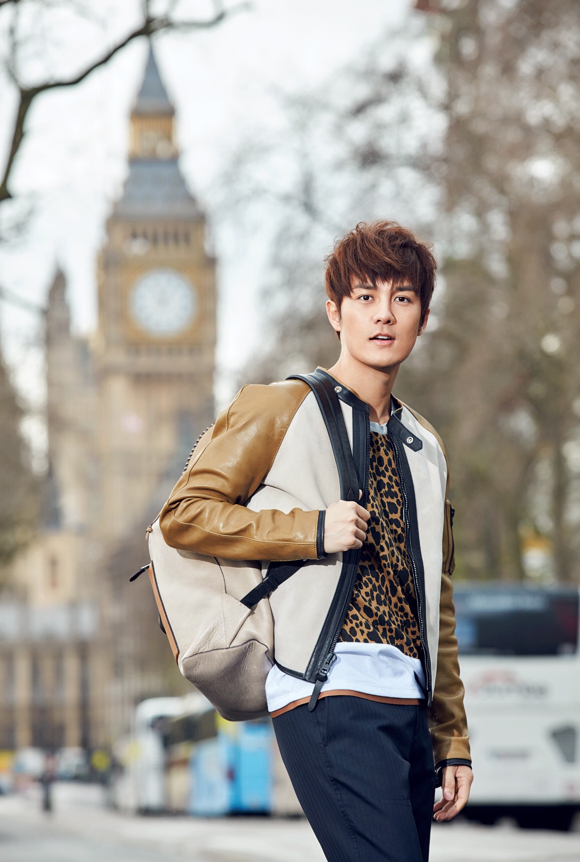 拼接拉鍊Racer外套 52,000元、迷幻渦紋飾邊T恤 7,500元