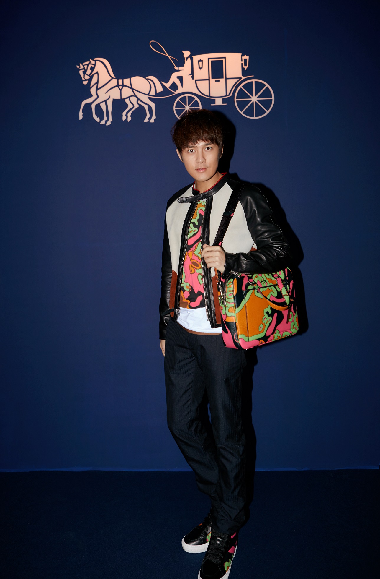 吳克群穿著Coach 2016年春季男裝，拼接拉鍊Racer外套 52,000元、迷幻渦紋飾邊T恤 7,500元、C202休閒鞋 13,800元。