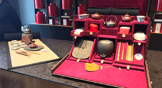 王德傳xLV推出超奢華的茶具組，喝完一席茶味覺、視覺與心靈都滿足了！ 