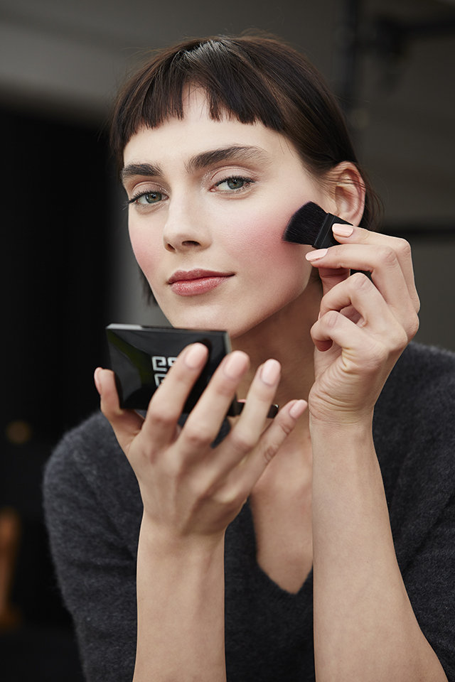 腮紅為輕盈的底妝增添氣色，透過不同畫法與顏色混搭創造全然不同的表情。