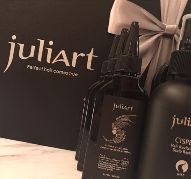 蔡淑臻近來的愛用品：Juliart 甘草次酸角質淨化液、希沛絲全效養髮液，幫助重建頭皮健康。