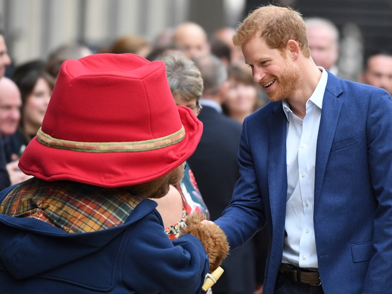 哈利王子隨同出席，不見女友梅根馬克爾（Meghan Markle）。