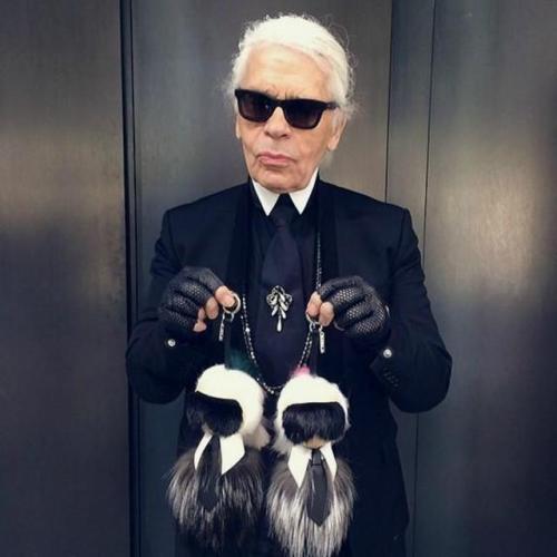 卡爾拉格斐（Karl Lagerfeld）與卡爾娃合影，樣貌神複製！（擷取自Instagram）