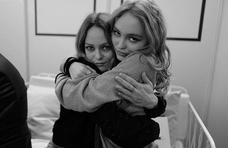 莉莉蘿絲與媽媽凡妮莎芭哈蒂感情超好！（擷取自Lily Rose Melody Depp Facebook）