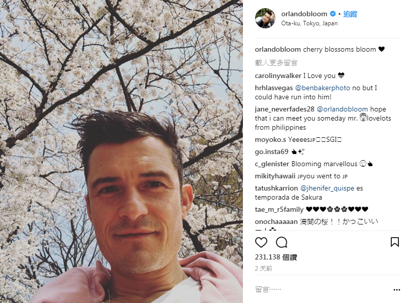 英國男星奧蘭多布魯日前在IG大方Po上去日本賞櫻的自拍照。（擷取自orlandobloom Instagram）