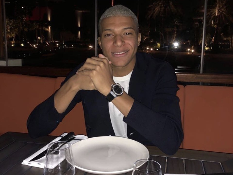 在私人飯局中秀錶。（翻攝自Kylian Mbappé@IG