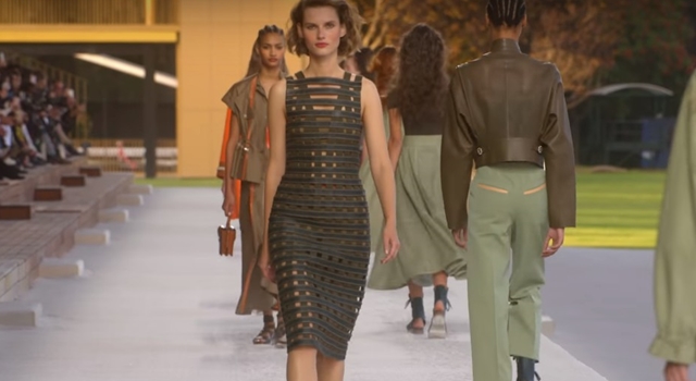 巴黎時裝週》Hermès 再現低調「馬具魂」，偷馬伕圍裙變洋裝！