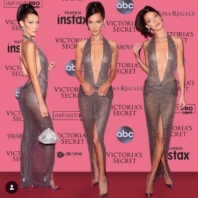 透視還不夠，超模貝拉還要在胸前開個大 V 才甘願。（翻攝自Julien Macdonald@IG）