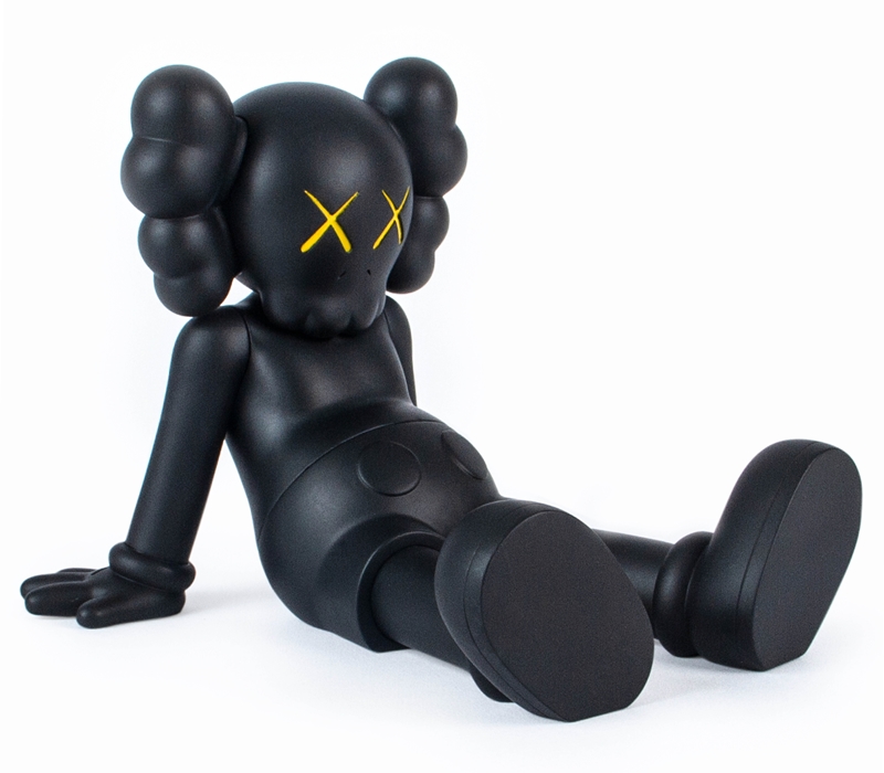 《KAWS:HOLIDAY》系列的全新巨型坐姿作品（品牌提供）