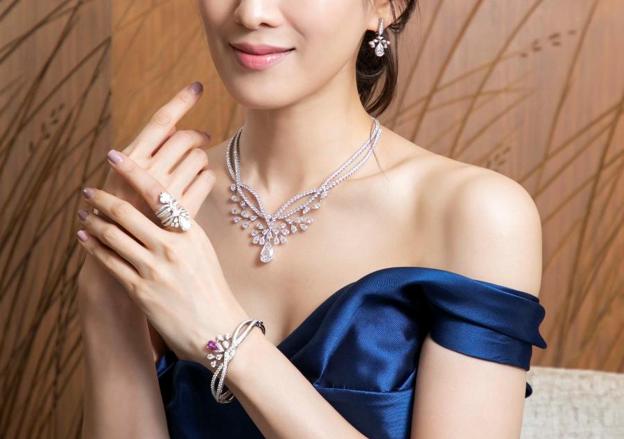 Joséphine Aigrette Impériale 18K 白金項鍊，8 克拉主石非常耀眼，總價高達七千五百萬。