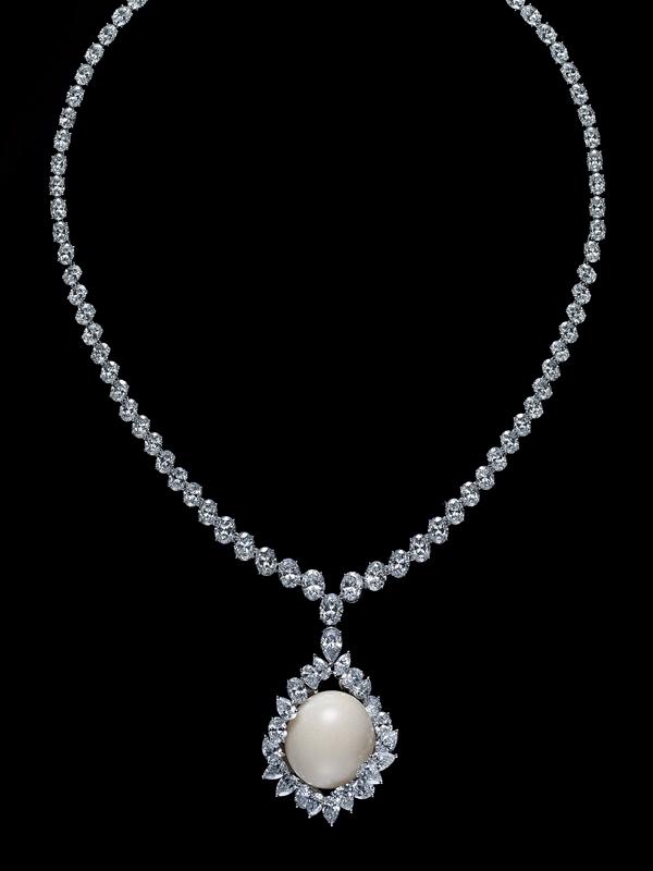 MIKIMOTO μ Collection-Horse Conch 孔克珍珠頂級珠寶鑽石墜鍊，建議售價NT3,100萬元。