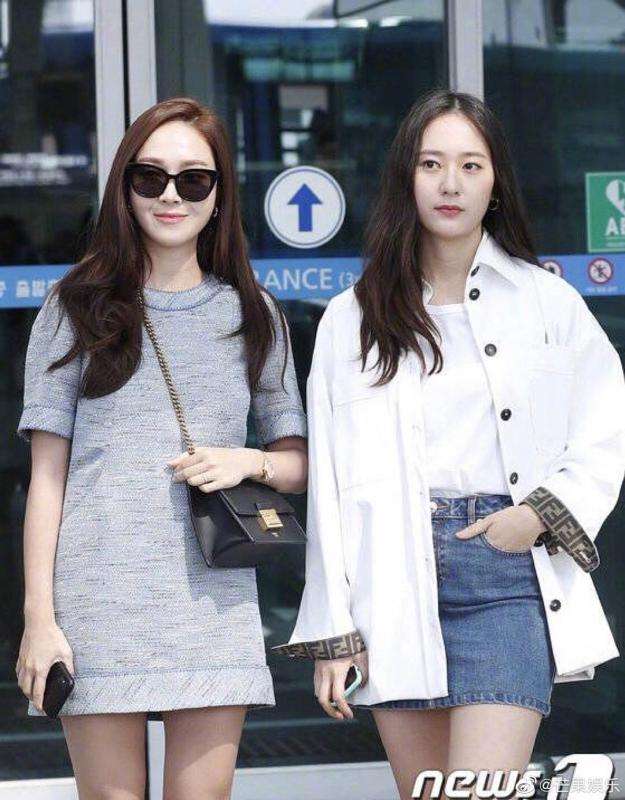 Jessica 與 Krystal 為實境節目拍攝出發美國，兩人休閒又帶有時尚感的機場時尚造成話題。（照片截自微博）
