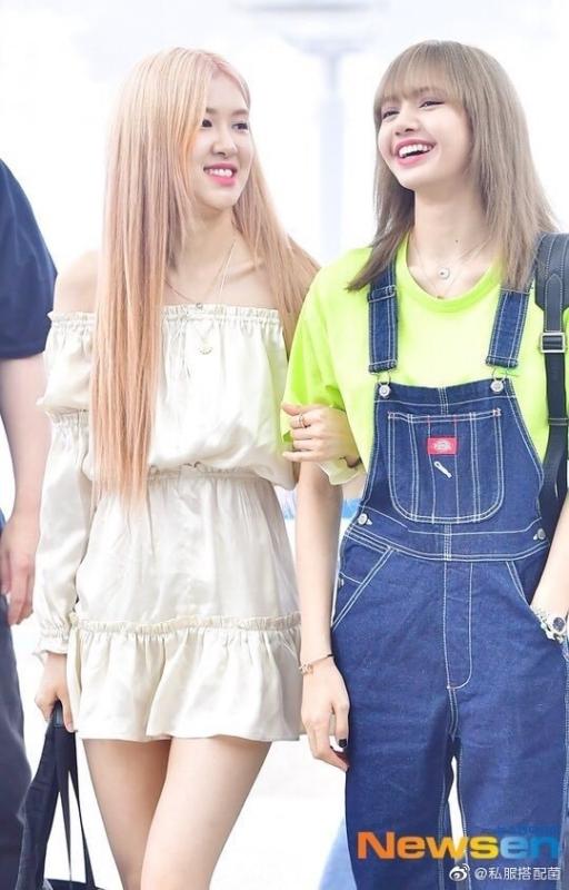 Lisa男孩風的機場時尚與身邊的Rose形成強烈對比。（照片截自微博）