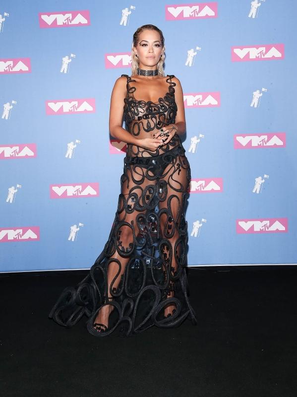 Rita Ora去年於MTV音樂錄影帶獎上的禮服來自Jean Paul Gaultier，造型同樣非常大膽。（美聯社）