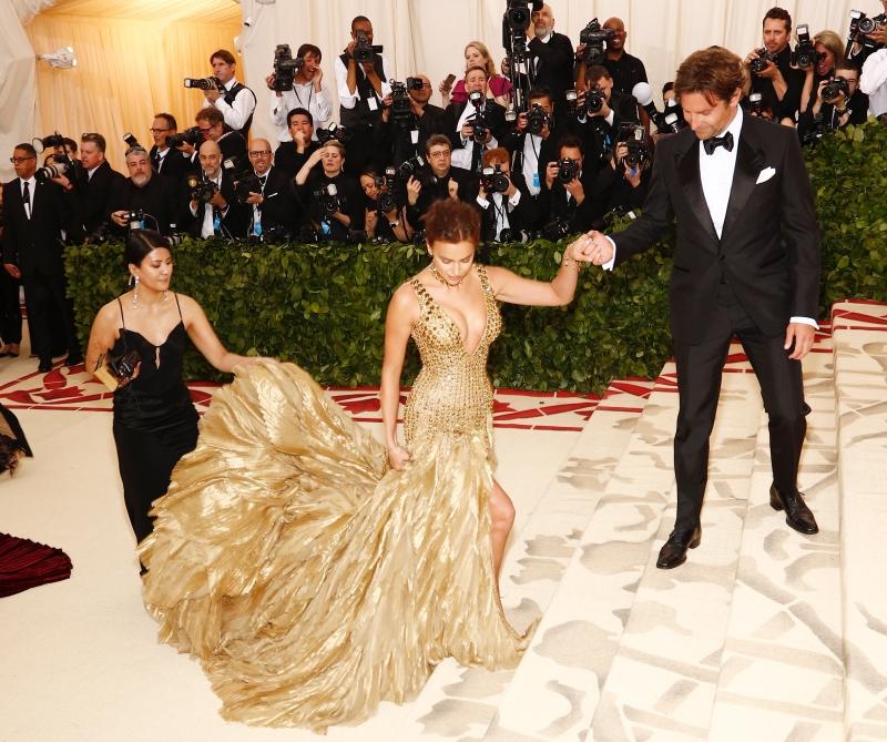 去年MET GALA，Bradley Cooper與Irina Shayk一起現身紅毯。（美聯社）