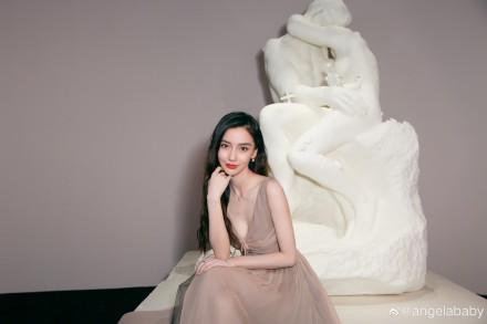 Angelababy 一個頃身讓渾圓美胸差點曝光。