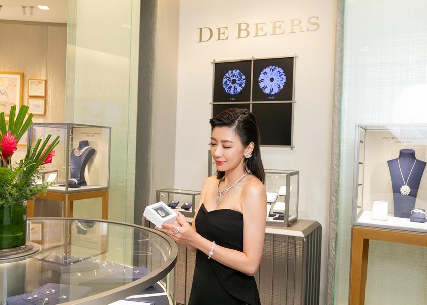 賈靜雯在 De Beers 高級珠寶展上透露，想把手上 15.89 克拉的鑽戒帶回家。