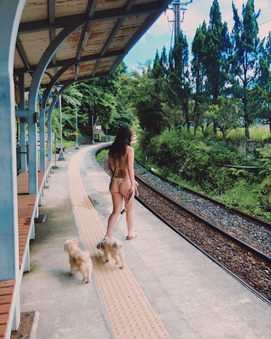 陳芳語穿比基尼遛狗，火辣身材全都露。