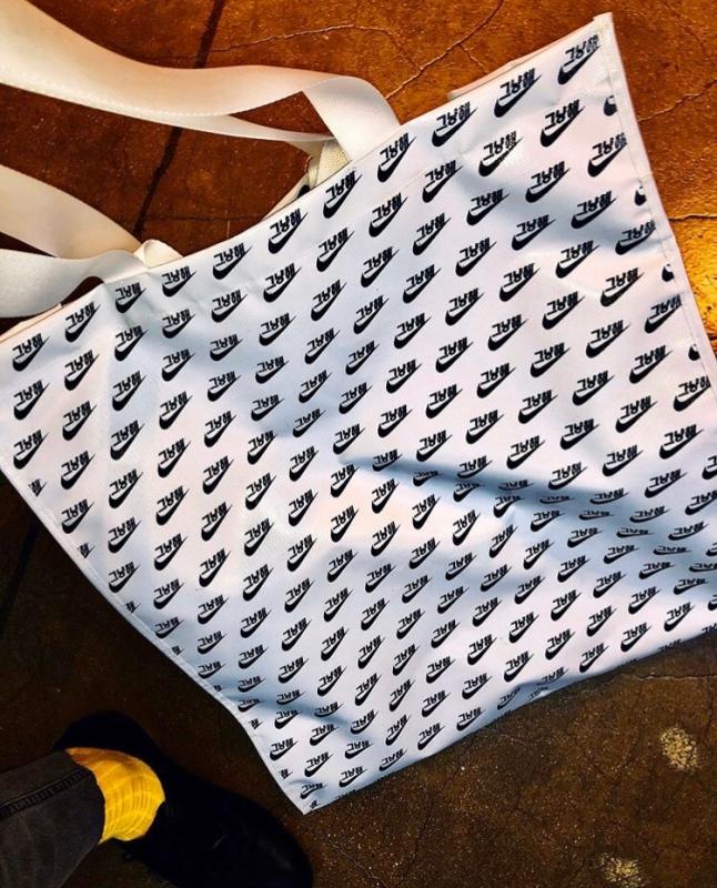 以韓文寫下的「Just Do It」標語印滿托特包。（截自GD IG）