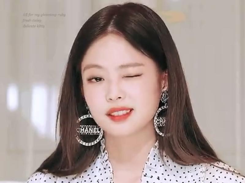 Jennie 的 CHANEL Logo 圓牌耳環超搶眼。