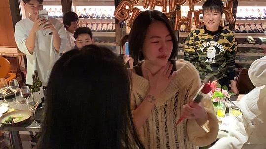 二女兒 Lily 生日卻送媽媽康乃馨，讓小S 非常感動。（翻攝自elephantdee IG）