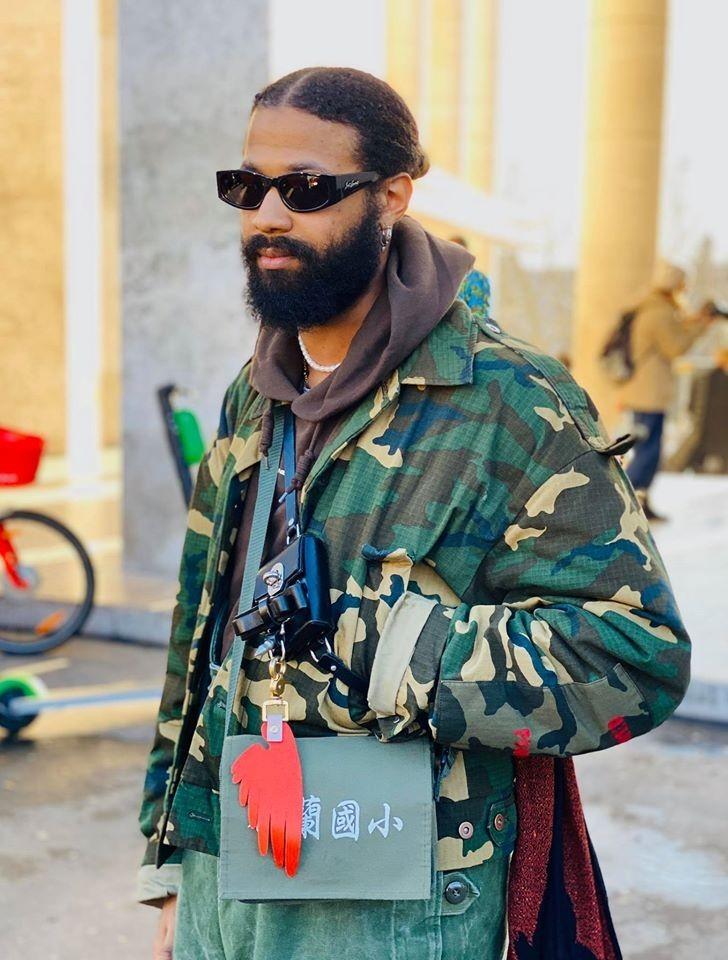 時尚專欄作家「布雷蕭」出席巴黎時裝週中歐文斯（Rick Owens）的時裝大秀時，竟然發現有外國來賓身上背著都蘭國小書包出席，引起網友熱烈討論，成為另類的「台灣之光」。（圖由布雷蕭授權提供）