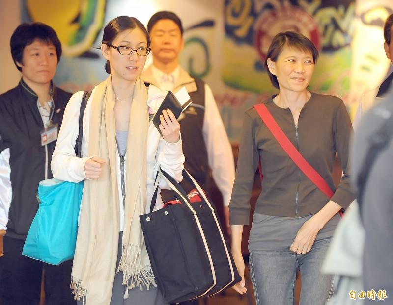 前總統馬英九夫人周美青曾背都蘭國小書包出門。（資料照）