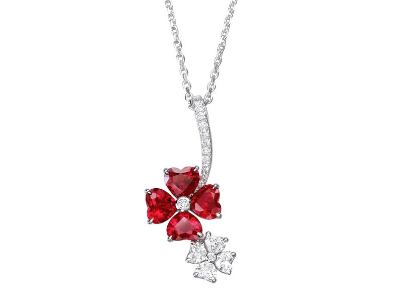 Chopard For You 項鍊，18K白金、鑽石、紅寶石，NT825,000元。