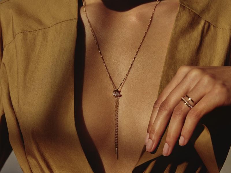 De Beers 的 Horizon 系列細項鍊的鍊帶，可在環形裝飾中靈動，極具現代感。