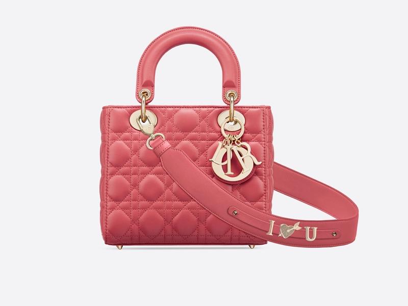 Dior My ABCDior 蜜桃粉色籐格紋小羊皮提包搭配客製化掛飾背，NT130,000元。