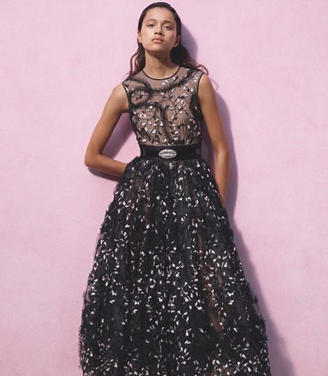 周子瑜身穿 H&M 與 Giambattista Valli 的 2019 年的聯名系列黑色洋裝。