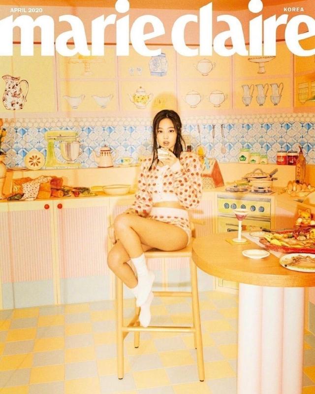 Jennie一雙白襪的搭配非常吸睛。（截自marieclairekorea IG）