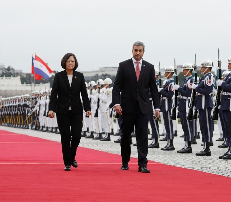 巴拉圭總統阿布鐸2018年10月8日訪台時，和蔡英文總統在台北市共同檢閱禮兵。（路透檔案照）