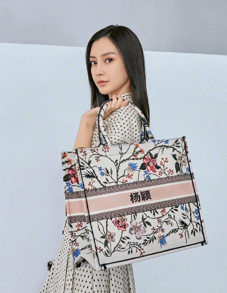 Angelababy 穿這件褲裙洋裝拍攝 Dior Note book 手袋大片。