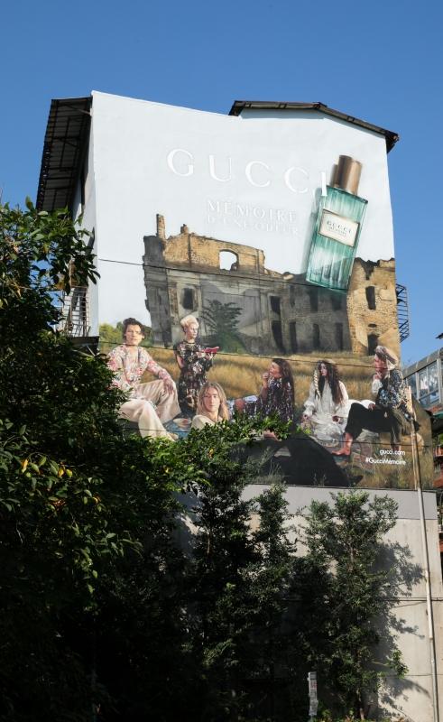 Gucci Mémoire d’une Odeur香氛主題藝術牆中也可以看見英國歌手Harry Styles的身影。