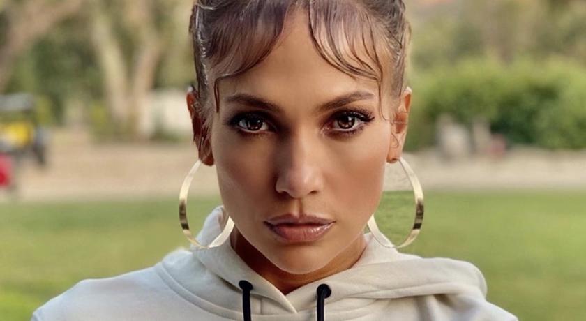 喝個下午茶「東西半球」差點掉出來！51 歲女星把火辣當日常