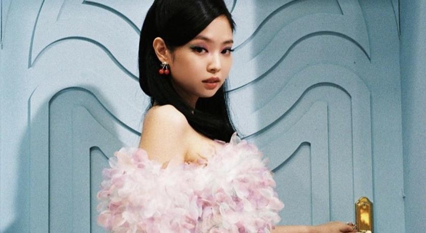 Jennie 在 IG 上分享 MV 拍攝穿搭花絮照，再展現超強衣 Q。