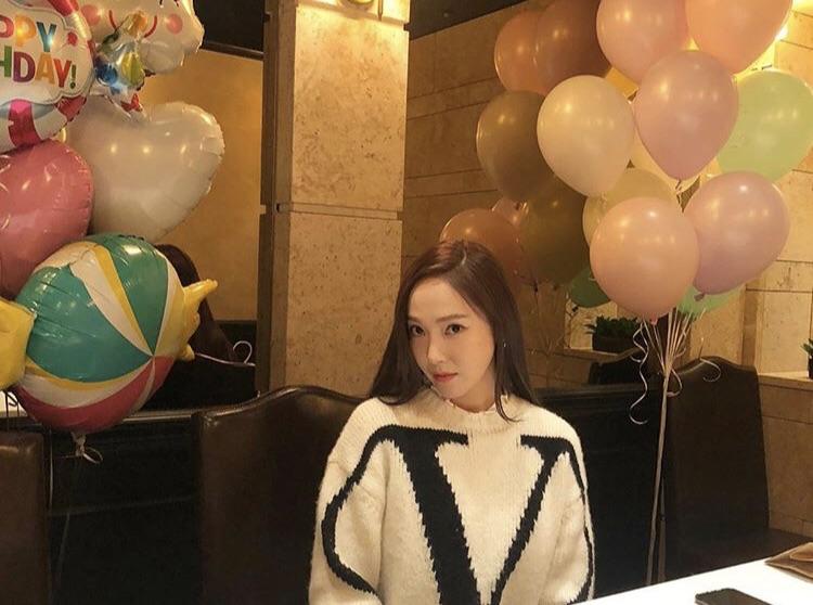 Jessica的毛衣來自Valentino。（截自Krystal IG）