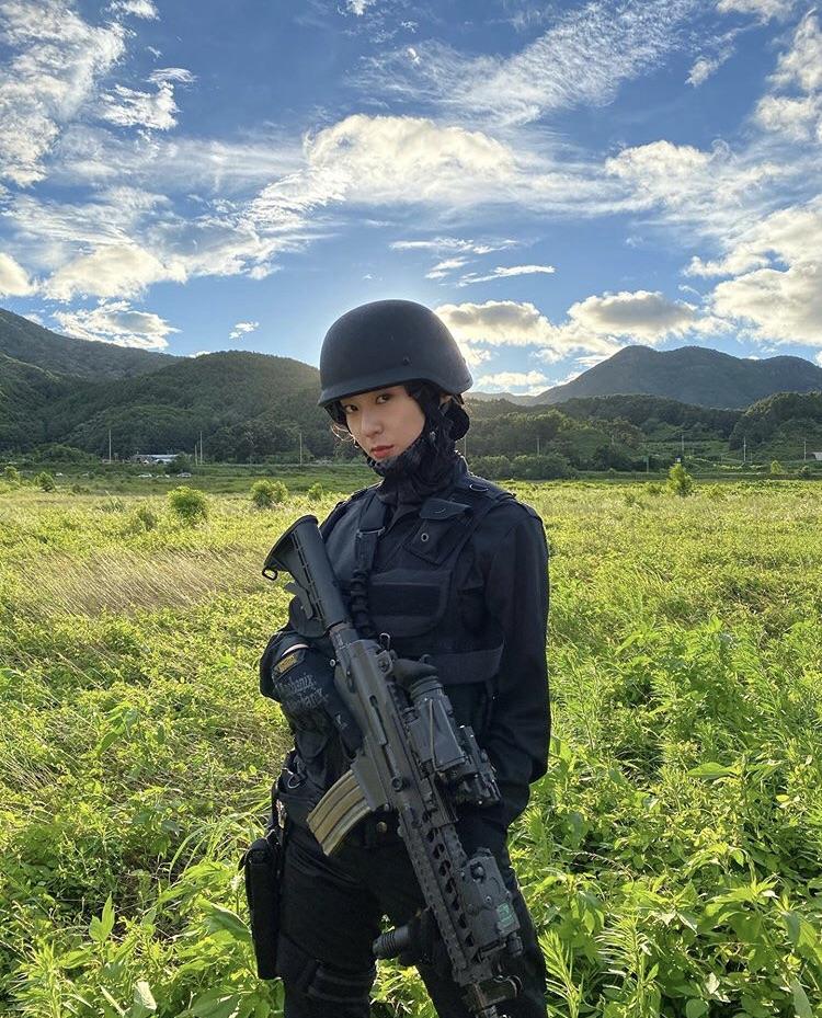 Krystal在新劇《Search》中飾演女軍官的角色。（截自Krystal IG）