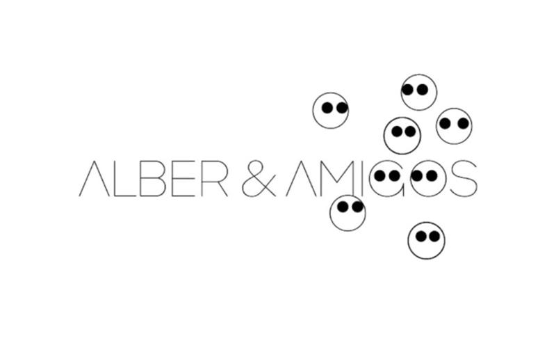 Alber Elbaz 日前曝光了全新品牌標誌，圓圓的臉加上大大的黑眼珠，看來是依照 Alber Elbaz 個人特色繪製而成。