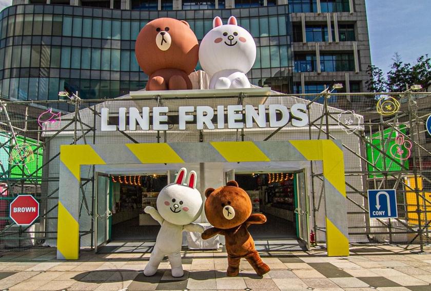 BT21主題限定店內有超豐富的周邊商品、嵜本生吐司，還可以體驗扭蛋與拍貼機。（圖／活動單位提供）