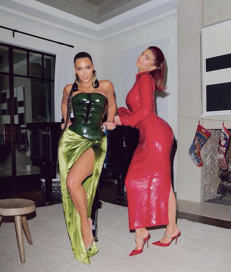 Kim Kardashian與妹妹Kylie Jenner以「紅配綠」的組合吸引目光。（截自Kim Kardashian IG）