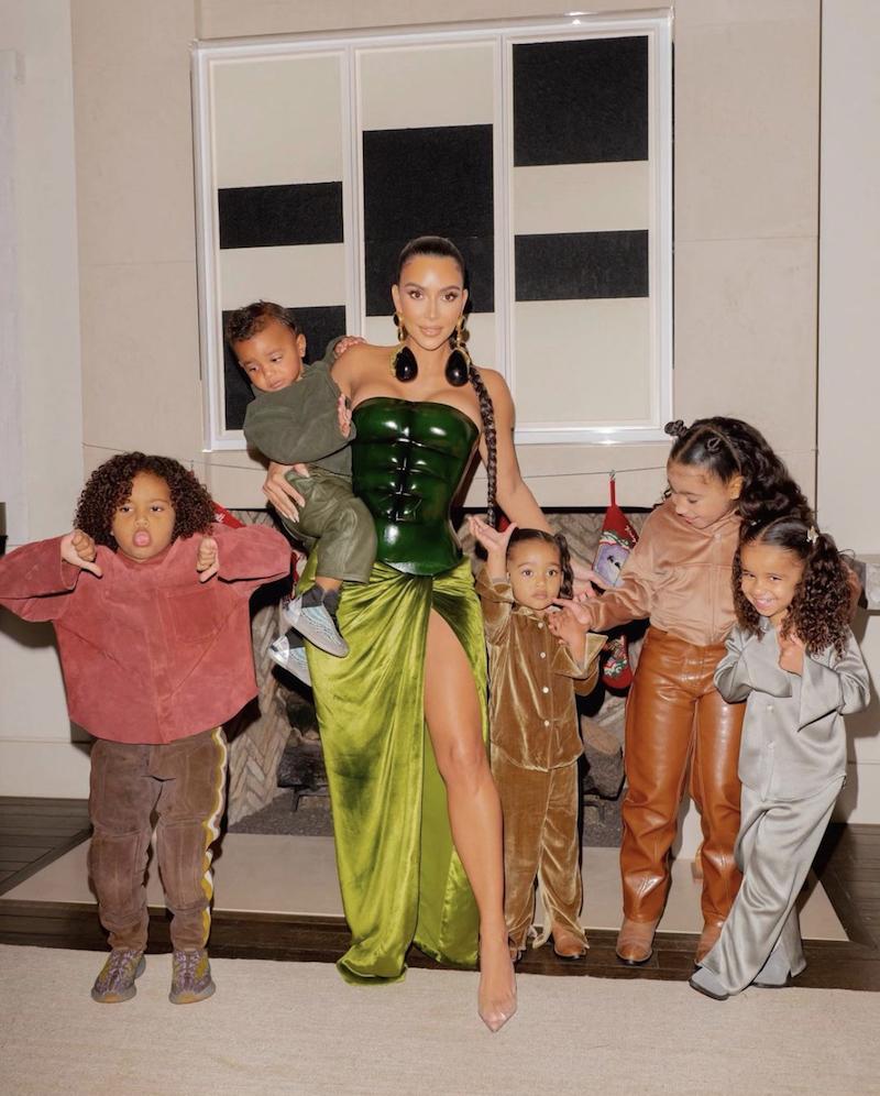 翹臀金貼出與家人在家中過耶誕節的照片。（截自Kim Kardashian IG）