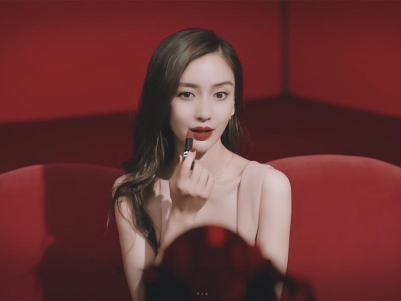 乍看超像「沒穿」！Angelababy 全新廣告上線把網友嚇壞了