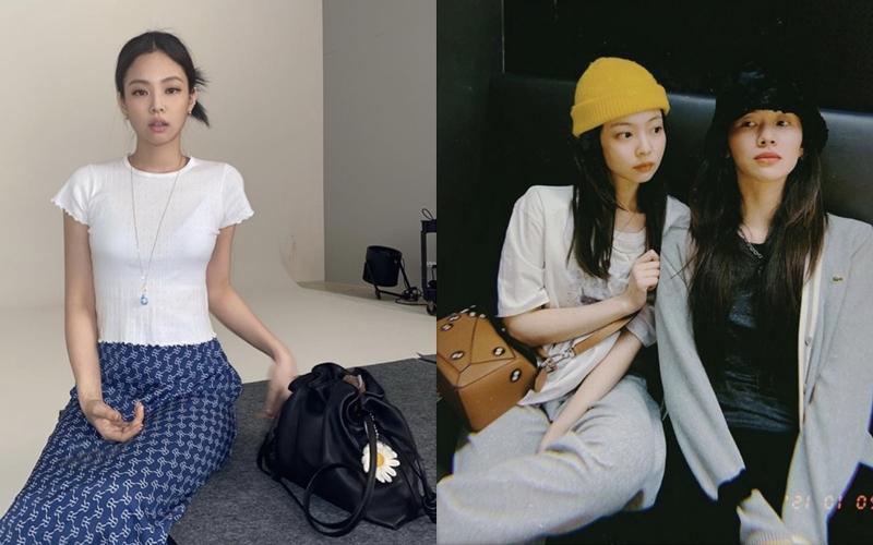 BLACKPINK Jennie，不只在 LOEWE 包包上掛著可愛的小雛菊（左），另外也搶先背上最新的 LOEWE x My Neighbor Totoro 系列（右），都展現了可愛童趣感。