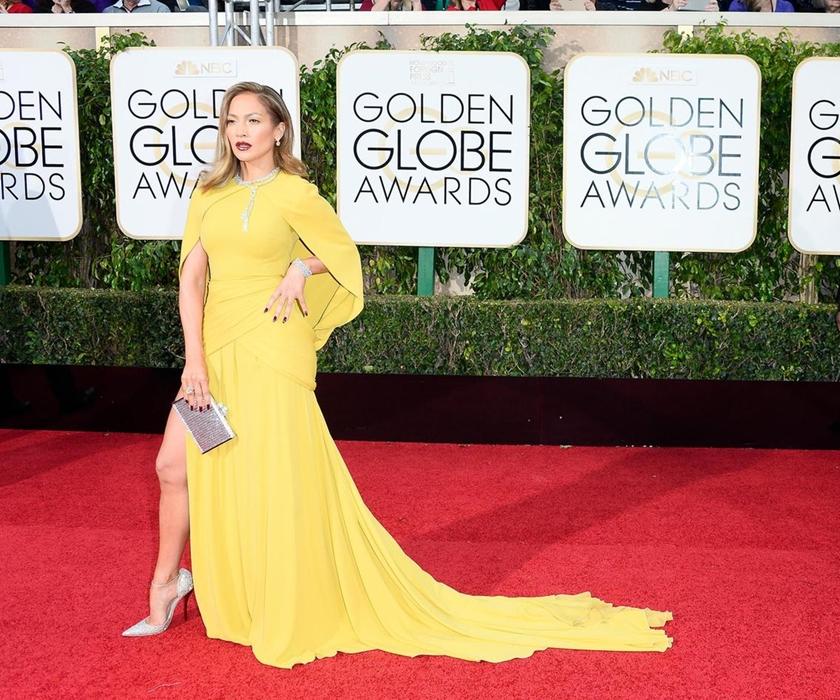 2016年換上Giambattista Valli超霸氣。